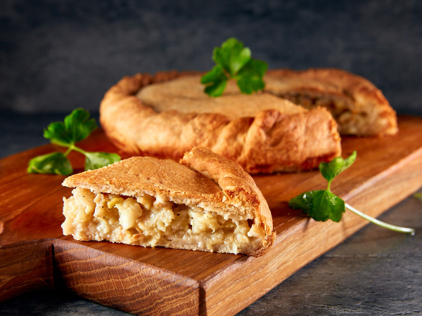 Пирог на дрожжевом тесте с минтаем