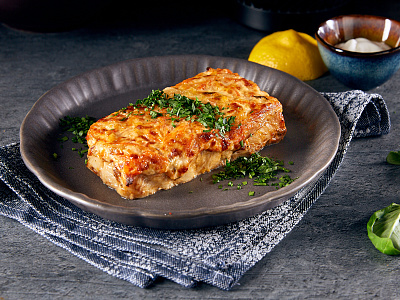 Минтай запечённый с овощами и сыром