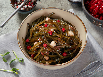 Салат из морской капусты с брусникой